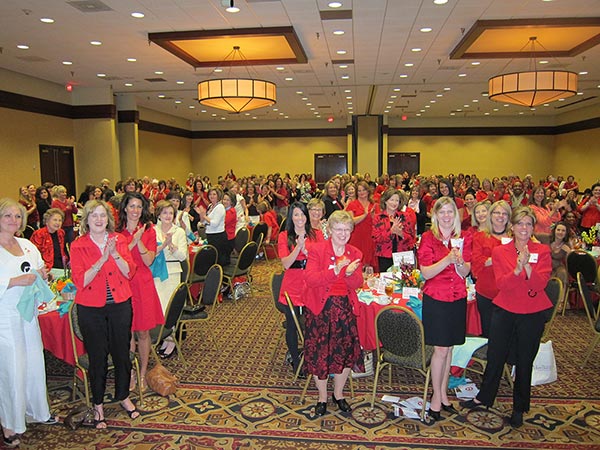 Motivational Speaker Linda Larsen with a Women's Association